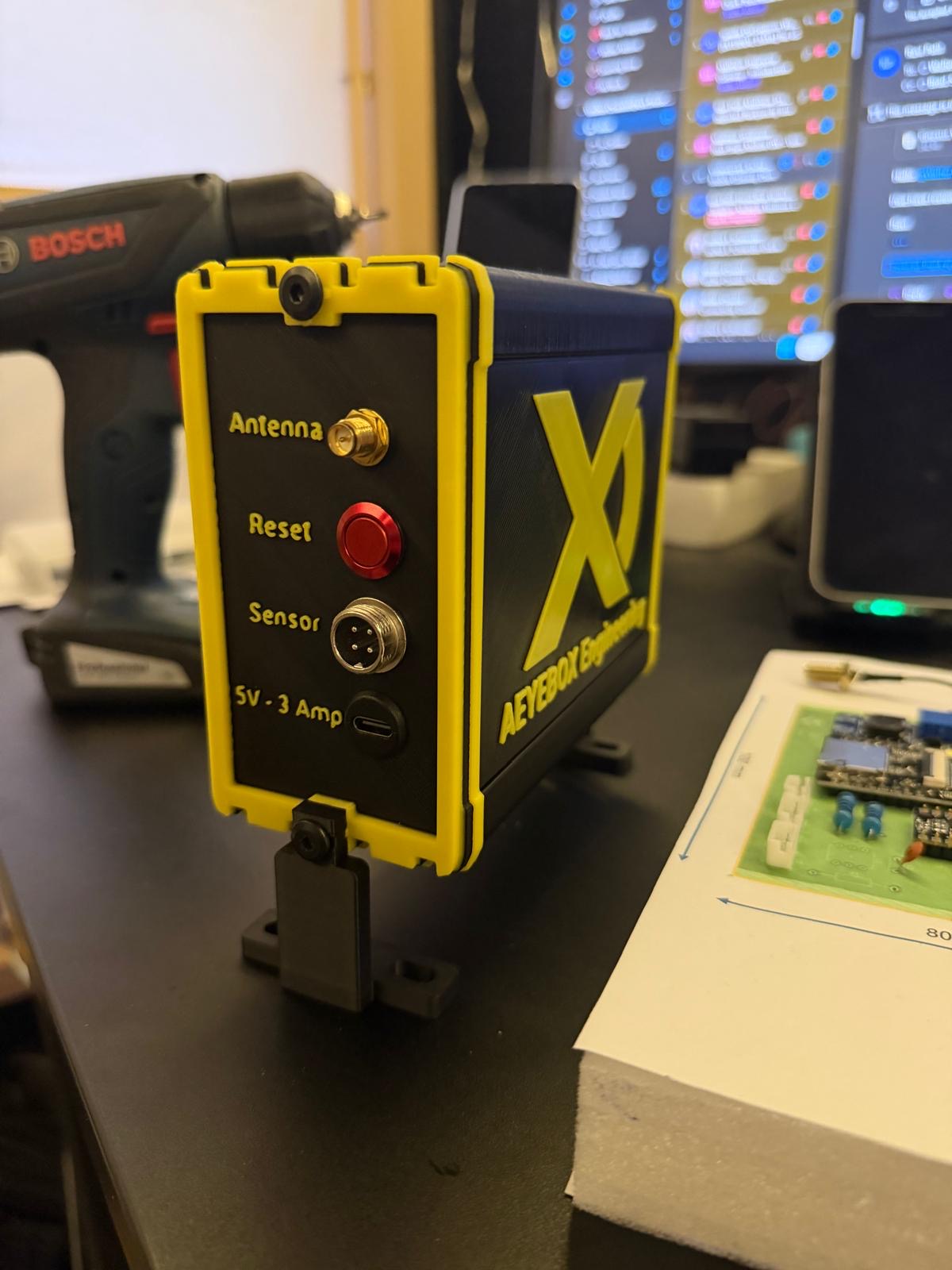 Dispositivo AEYEBOX montado com conectores de antena, reset e sensor